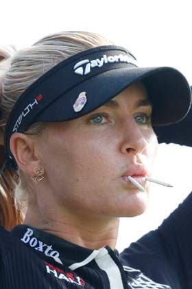 CINCINNATI, OH - SEPTEMBER 08: LPGA, Golf Damen golfer Charley Hull fixes her hair while on the 13th tee during the second round of the Kroger Queen City Championship at the Kenwood Country Club in Cincinnati, Ohio. (Photo by Brian Spurlock Icon Sportswire) GOLF: SEP 08 LPGA Kroger Queen City Championship EDITORIAL USE ONLY Icon230908047