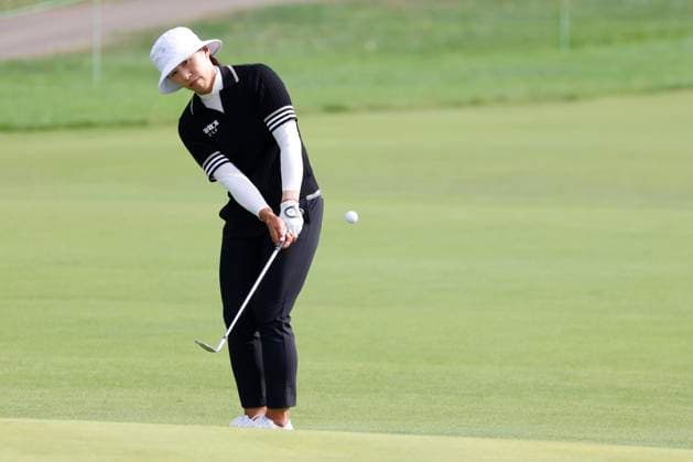 CINCINNATI, OH - SEPTEMBER 08: LPGA, Golf Damen golfer Amy Yang chips on the 13th hole during the second round of the Kroger Queen City Championship at the Kenwood Country Club in Cincinnati, Ohio. (Photo by Brian Spurlock Icon Sportswire) GOLF: SEP 08 LPGA Kroger Queen City Championship EDITORIAL USE ONLY Icon230908090