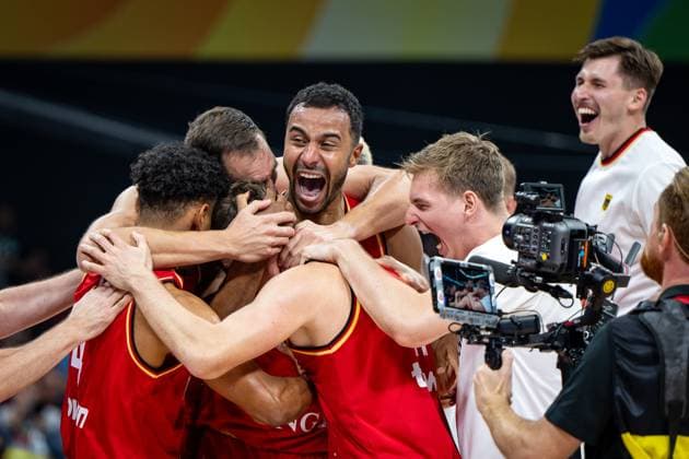 Bilder des Jahres 2023, Sport 09 September Sport Themen der Woche KW36 Sport Bilder des Tages Basketball Manila Pasay 08.09.2023 FIBA Basketball World Cup 2023 Weltmeisterschaft der Männer Halbfinale Vereinigte Staaten von Amerika (USA) - Deutschland (GER) Deutschland gewinnt mit 113 - 111 und zieht ins Finale der WM ein Jubel nach dem Spiel Maodo Lo (Deutschland, No.04) Johannes Voigtmann (Deutschland, No.07) Johannes Thiemann (Deutschland, No.32) Justus Hollatz (Deutschland, No.21) David Krämer (Deutschland, No.44) Kraemer Kramer vlnr. *** Basketball Manila Pasay 08 09 2023 FIBA Basketball World Cup 2023 Mens World Cup Semifinals United States of America USA Germany GER Germany wins with 113 111 and enters the final of the World Cup Cheering after the game Maodo Lo Germany, No 04 Johannes Voigtmann Germany, No 07 Johannes Thiemann Germany, No 32 Justus Hollatz Germany, No 21 David Krämer Germany, No 44 Kraemer Kramer vlnr
