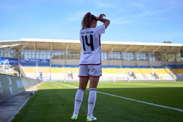 09 09 2023, GER, womens soccer, DFB Pokal, 2 round, 2023 2024, FC Carl Zeiss Jena FC Nuremberg Elena Mühlemann 14, FC Nuremberg , cutout, back view, showing the following corner at Jena ad hoc arena, Ernst Abbe Sportfe Thuringia Germany