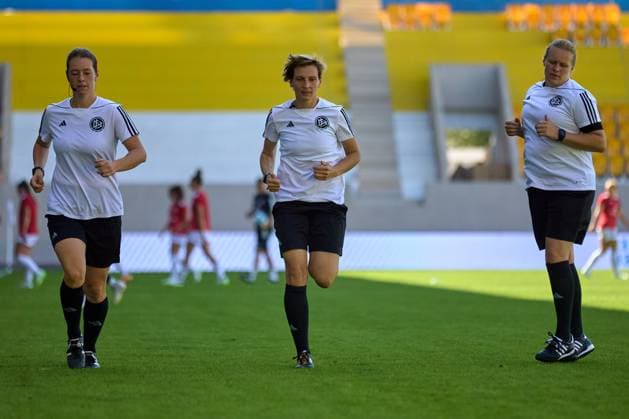09 09 2023, GER, womens soccer, DFB Pokal, 2 round, 2023 2024, FC Carl Zeiss Jena FC Nürnberg The referees Christine Weigelt center , Simone Jakob left , Jennifer Schubert right , warming up Jena ad hoc arena, Ernst Abbe Sportfe Thuringia Germany