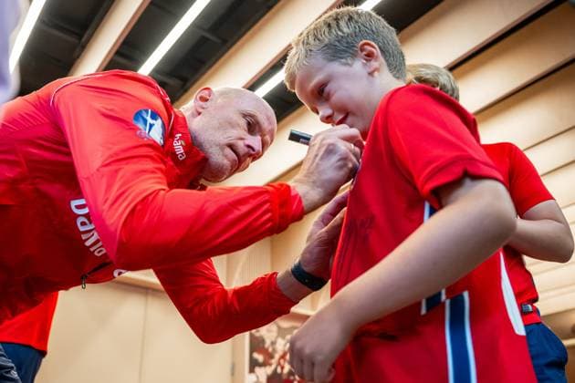 230909 Stale Solbakken, head coach of the Norwegian national football team, signs autographs ahead of a training session on September 9, 2023 in Oslo Photo Vegard Grott BILDBYRAN kod VG VG0518 bbeng fotball football soccer fotboll uefa euro 2024 em kvalifisering em kvalik trening trening practice norge norway publik  Copyright: VEGARDxGRoTT BB230909VG010