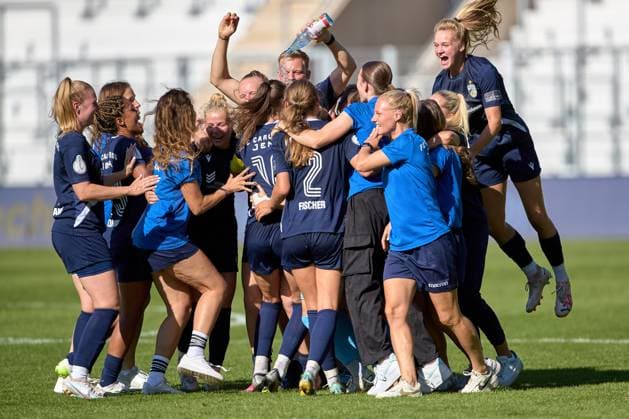 09 09 2023, GER, womens soccer, DFB Pokal, 2 round, 2023 2024, FC Carl Zeiss Jena FC Nuremberg cheers, Carl Zeiss Jena, after cup win Jena ad hoc arena, Ernst Abbe Sportfe Thuringia Germany