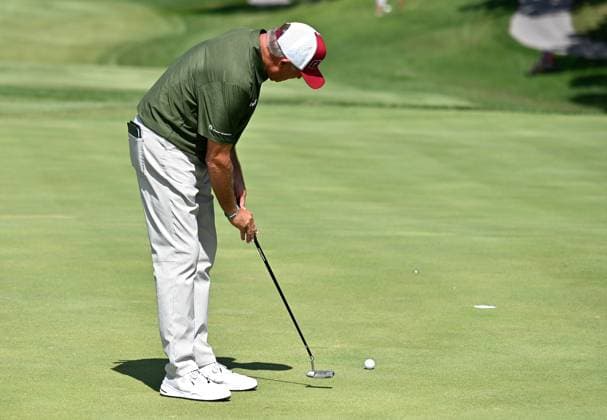 JENNINGS, MO - SEPTEMBER 09: Golfer Ken Duke putts on the 2 green during the second round of the PGA, Golf Herren Tour Champions Ascension Charity Classic on September 09, 2023, at Norwood Hills Country Club in Jennings, Mo. (Photo by Keith Gillett Icon Sportswire) GOLF: SEP 09 PGA Tour Champions Ascension Charity Classic EDITORIAL USE ONLY Icon23090952
