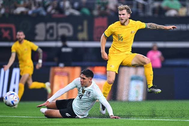 RECORD DATE NOT STATED Seleccion Mexicana 2023 Mexico vs Australia (L-R), Edson Alvarez of Mexico and Riley McGree of Australia during the game Mexico (Mexican national team, Nationalteam vs Australian National Team, International Friendly, Länderspiel, Nationalmannschaft at the AT-T Stadium, on September 9, 2023. <br><br> (I-D), Edson Alvarez de Mexico y Riley McGree de Australia durante el partido Mexico (Seleccion Mexicana) vs Australia, Amistoso Internacional, en el Estadio AT-T, el 9 de septiembre de 2023. ARLINGTON CDMXTEXAS ESTADOS UNIDOS Copyright: xJorgexMartinezx 20230909223027_SMN_23_AM_MEX_AUS_MCGREE205
