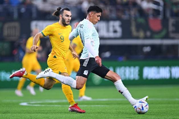 RECORD DATE NOT STATED Seleccion Mexicana 2023 Mexico vs Australia (L-R), Nicholas DAgostino of Australia and Edson Alvarez of Mexico during the game Mexico (Mexican national team, Nationalteam vs Australian National Team, International Friendly, Länderspiel, Nationalmannschaft at the AT-T Stadium, on September 9, 2023. <br><br> (I-D), Nicholas DAgostino de Australia y Edson Alvarez de Mexico durante el partido Mexico (Seleccion Mexicana) vs Australia, Amistoso Internacional, en el Estadio AT-T, el 9 de septiembre de 2023. ARLINGTON CDMXTEXAS ESTADOS UNIDOS Copyright: xJorgexMartinezx 20230909223852_SMN_23_AM_MEX_AUS_ALVAREZ221
