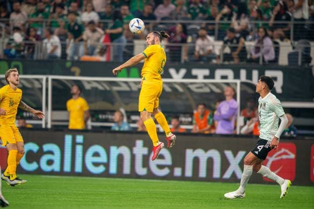ARLINGTON, TX - SEPTEMBER 09: Australia forward Nicholas D agostino (9) heads a ball during an International Friendly, Länderspiel, Nationalmannschaft between Australia and Mexico on Sept 9, 2023, at AT&T Stadium in Arlington, TX. (Photo by Chris Leduc Icon Sportswire) SOCCER: SEP 09 Mexico vs Australia EDITORIAL USE ONLY Icon23090928