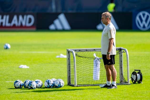 National soccer team, public training on 10 09 23 at the AOK Arena in Wolfsburg Lower Saxony national coach Hansi Flick watches the warm-up Copyright: xKirchner DavidxInderliedx