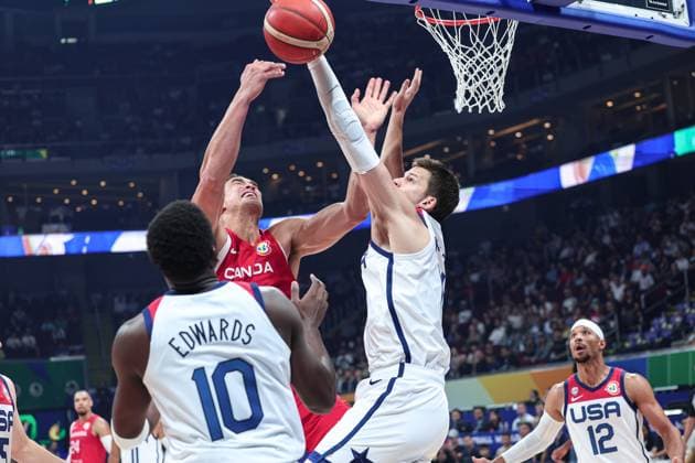 (230910) -- MANILA, Sept. 10, 2023 -- Dwight Powell (front C) of Canada shoots during the 3rd place game between the United States and Canada at the 2023 FIBA World Cup in Manila, the Philippines, Sept. 10, 2023. ) (SP)PHILIPPINES-MANILA-BASKETBALL-FIBA WORLD CUP-3RD PLACE GAME-USA VS CAN WuxZhuang 
