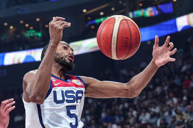 (230910) -- MANILA, Sept. 10, 2023 -- Mikal Bridges of the United States vies for the ball during the 3rd place game between the United States and Canada at the 2023 FIBA World Cup in Manila, the Philippines, Sept. 10, 2023. ) (SP)PHILIPPINES-MANILA-BASKETBALL-FIBA WORLD CUP-3RD PLACE GAME-USA VS CAN WuxZhuang 