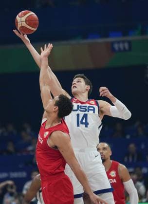 (230910) -- MANILA, Sept. 10, 2023 -- Walker Kessler (top R) of the United States jumps for the ball during the 3rd place game between the United States and Canada at the 2023 FIBA World Cup in Manila, the Philippines, Sept. 10, 2023. ) (SP)PHILIPPINES-MANILA-BASKETBALL-FIBA WORLD CUP-3RD PLACE GAME-USA VS CAN MengxYongmin 