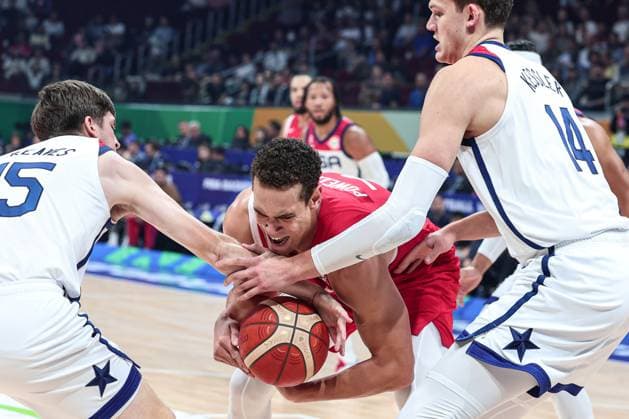Sport Bilder des Tages (230910) -- MANILA, Sept. 10, 2023 -- Dwight Powell (C) of Canada vies for the ball during the 3rd place game between the United States and Canada at the 2023 FIBA World Cup in Manila, the Philippines, Sept. 10, 2023. ) (SP)PHILIPPINES-MANILA-BASKETBALL-FIBA WORLD CUP-3RD PLACE GAME-USA VS CAN WuxZhuang 