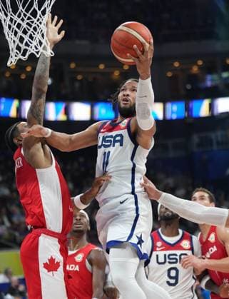 (230910) -- MANILA, Sept. 10, 2023 -- Jalen Brunson (R) of the United States goes for a lay-up during the 3rd place game between the United States and Canada at the 2023 FIBA World Cup in Manila, the Philippines, Sept. 10, 2023. ) (SP)PHILIPPINES-MANILA-BASKETBALL-FIBA WORLD CUP-3RD PLACE GAME-USA VS CAN MengxYongmin 