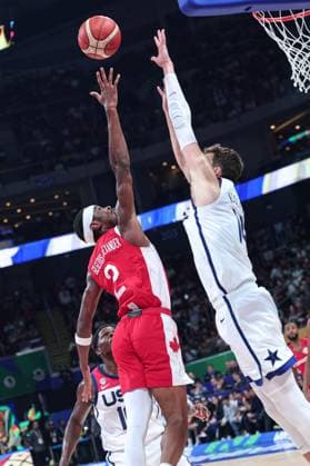 (230910) -- MANILA, Sept. 10, 2023 -- Shai Gilgeous-Alexander (L) of Canada goes for a lay-up during the 3rd place game between the United States and Canada at the 2023 FIBA World Cup in Manila, the Philippines, Sept. 10, 2023. ) (SP)PHILIPPINES-MANILA-BASKETBALL-FIBA WORLD CUP-3RD PLACE GAME-USA VS CAN WuxZhuang 