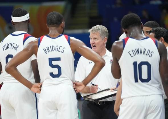 (230910) -- MANILA, Sept. 10, 2023 -- Head coach Steve Kerr (C) of the United States instructs players during the 3rd place game between the United States and Canada at the 2023 FIBA World Cup in Manila, the Philippines, Sept. 10, 2023. ) (SP)PHILIPPINES-MANILA-BASKETBALL-FIBA WORLD CUP-3RD PLACE GAME-USA VS CAN MengxYongmin 