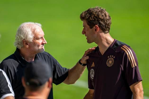 Soccer national team, public training on 10 09 23 at the AOK Arena in Wolfsburg Lower Saxony Rudi Völler l talks with Germanys Thomas Müller Copyright: xKirchner DavidxInderliedx