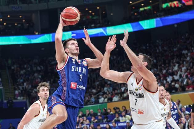 (230910) -- MANILA, Sept. 10, 2023 -- Filip Petrusev (L) of Serbia shoots during the final between Germany and Serbia at the 2023 FIBA World Cup in Manila, the Philippines, Sept. 10, 2023. ) (SP)PHILIPPINES-MANILA-BASKETBALL-FIBA WORLD CUP-FINAL-GER VS SRB WuxZhuang 