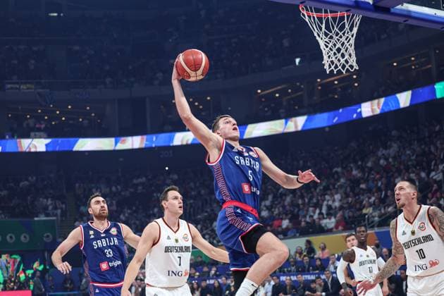 (230910) -- MANILA, Sept. 10, 2023 -- Nikola Jovic (C) of Serbia dunks during the final between Germany and Serbia at the 2023 FIBA World Cup in Manila, the Philippines, Sept. 10, 2023. ) (SP)PHILIPPINES-MANILA-BASKETBALL-FIBA WORLD CUP-FINAL-GER VS SRB WuxZhuang 