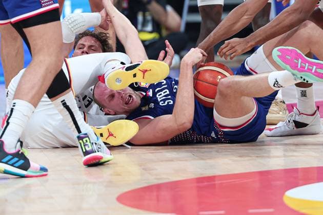 (230910) -- MANILA, Sept. 10, 2023 -- Dejan Davidovac (R) of Serbia and Moritz Wagner of Germany vie for the ball during the final between Germany and Serbia at the 2023 FIBA World Cup in Manila, the Philippines, Sept. 10, 2023. ) (SP)PHILIPPINES-MANILA-BASKETBALL-FIBA WORLD CUP-FINAL-GER VS SRB WuxZhuang 