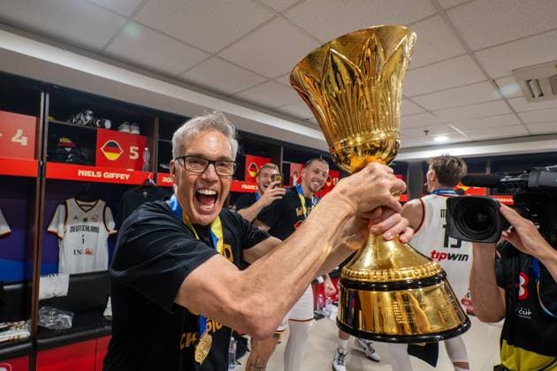 Bilder des Jahres 2023, Sport 09 September Sport Bilder des Tages Basketball Manila Pasay 10.09.2023 FIBA Basketball World Cup 2023 Weltmeisterschaft der Männer Finale Deutschland (GER) - Serbien (SRB) Deutschland ist Weltmeister Kabine Jubel Gordon Herbert (Deutschland, Bundestrainer) *** Basketball Manila Pasay 10 09 2023 FIBA Basketball World Cup 2023 Mens World Cup Final Germany GER Serbia SRB Germany is World Champion Cabin Cheering Gordon Herbert Germany, national coach