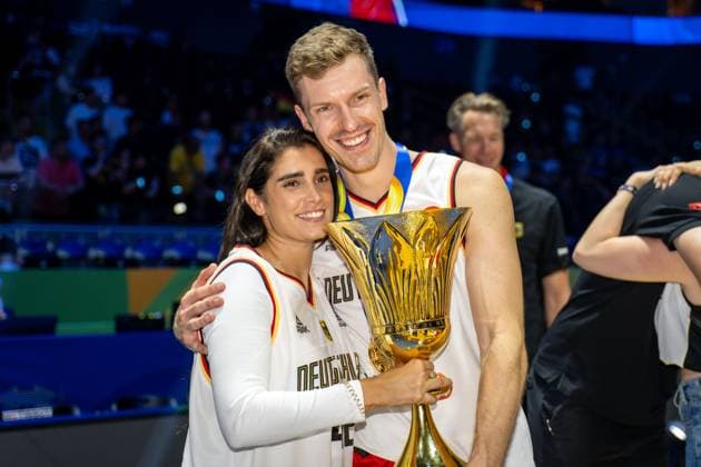 Basketball Manila Pasay 10 09 2023 FIBA Basketball World Cup 2023 World Cup Men Final Germany GER Serbia SRB Andreas Obst Germany, No 42 mit freundin