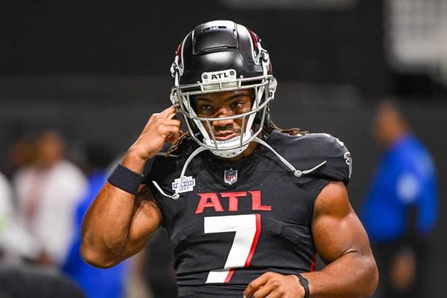 ATLANTA, GA - SEPTEMBER 10: Atlanta Falcons Running Back Bijan Robinson (7) warming up prior to the NFL, American Football Herren, USA game between the Carolina Panthers and Atlanta Falcons on September 10, 2023 at Mercedes-Benz Stadium in Atlanta, GA. (Photo by John Adams Icon Sportswire) NFL: SEP 10 Panthers at Falcons EDITORIAL USE ONLY Icon23091000188