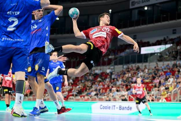 Bilder des Jahres 2023, Sport 09 September Sport Themen der Woche KW36 Sport Bilder des Tages v.l. Frederik LADEFOGED (BHC), Tim FREIHOEFER (Freihöfer) (B), Aktion, Wurf, Handball 1. Bundesliga, 04.Spieltag, Bergischer HC (BHC) - Fuechse Berlin (B), am 10.09.2023 in Duesseldorf Deutschland. oÂ‚Ã‚Â *** v l Frederik LADEFOGED BHC , Tim FREIHOEFER Freihöfer B , action, throw, Handball 1 Bundesliga, 04 matchday, Bergischer HC BHC Fuechse Berlin B , on 10 09 2023 in Duesseldorf Germany oÂÃÂ