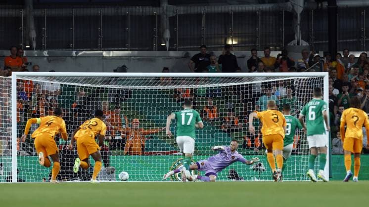 Bilder des Jahres 2023, Sport 09 September Sport Themen der Woche KW36 Sport Bilder des Tages DUBLIN - Adam Idah of Ireland scores the 1-0. (l-r) Holland goalkeeper Mark Fleken, Adam Idah of Ireland during the European Championship, EM, Europameisterschaft Qualifying Group B match between Ireland and the Netherlands at the Aviva Stadium on September 10, 2023 in Dublin, Republic of Ireland. ANP KOEN VAN WEEL Group B - UEFA EURO, EM, Europameisterschaft,Fussball 2024 European Qualifiers 2023 2024 xVIxANPxSportx xxANPxIVx 477877572 originalFilename: 477877572.jpg