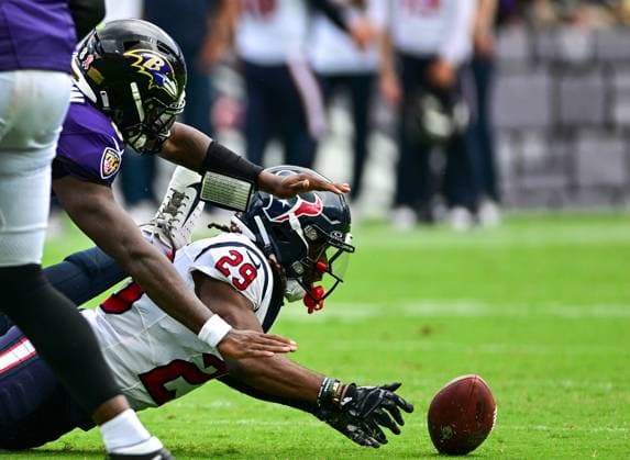 Bilder des Jahres 2023, Sport 09 September Sport Themen der Woche KW36 Sport Bilder des Tages Baltimore Ravens quarterback Lamar Jackson (L) is unable to recover a fumble picked up by Houston Texans safety M.J. Stewart (29) during the second half of the Baltimore Ravens home opener at M&T Bank Stadium in Baltimore, Maryland, on Sunday, September 10, 2023. Baltimore won 25-9.  BAL20230910117 DAVIDxTULIS