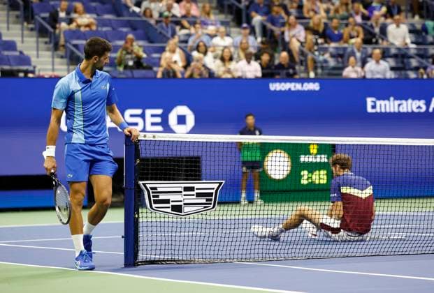 Bilder des Jahres 2023, Sport 09 September Sport Themen der Woche KW36 Sport Bilder des Tages Novak Djokovic of Serbia looks over at Daniil Medvedev of Russia as Medvedev sits on the court after a long point in the Men s Final match in Arthur Ashe Stadium at the 2023 US Open Tennis Championships at the USTA Billie Jean King National Tennis Center in New York City on Sunday, September 10, 2023.  NYP20230910561 JOHNxANGELILLO