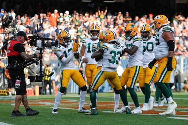 Sport Themen der Woche KW36 CHICAGO, IL - SEPTEMBER 10: Green Bay Packers running back Aaron Jones (33) celebrates after running for a touchdown in the third quarter during a regular season game between the Green Bay Packers and the Chicago Bears on September, 10, 2023, at Soldier Field in Chicago, IL. (Photo by Brandon Sloter Icon Sportswire) NFL, American Football Herren, USA SEP 10 Packers at Bears EDITORIAL USE ONLY Icon230910036
