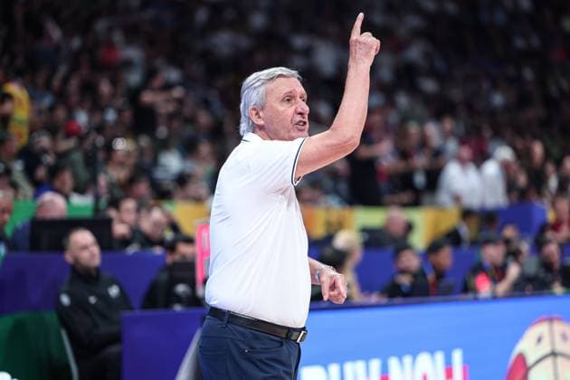 (230911) -- MANILA, Sept. 11, 2023 -- Svetislav Pesic, coach of Serbia reacts during the final between Germany and Serbia at the 2023 FIBA World Cup in Manila, the Philippines, Sept. 10, 2023. ) (SP)PHILIPPINES-MANILA-FIBA BASKETBALL WORLD CUP-FINAL-GER VS SRB WuxZhuang 
