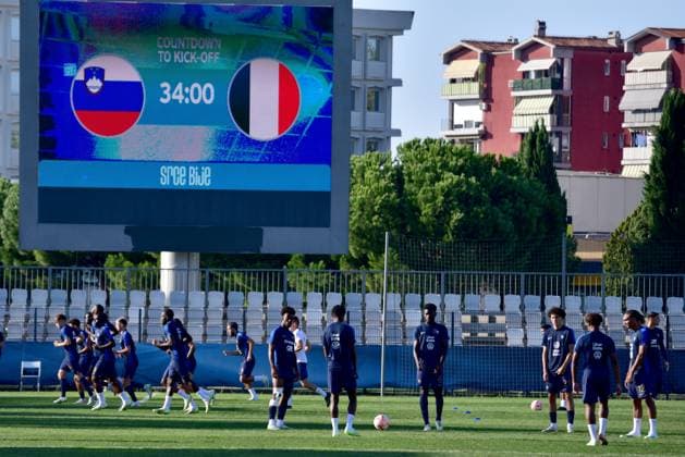 Team France warm-up before the 2025 UEFA European Under-21 Championship Qualification football match Group H between Slovenia and France FOOTBALL : SlovÃ nie vs France - Championnat d Europe des moins de 21 ans UEFA - Match de qualification Groupe H - 11 09 2023 IgorKupljenik Panoramic 