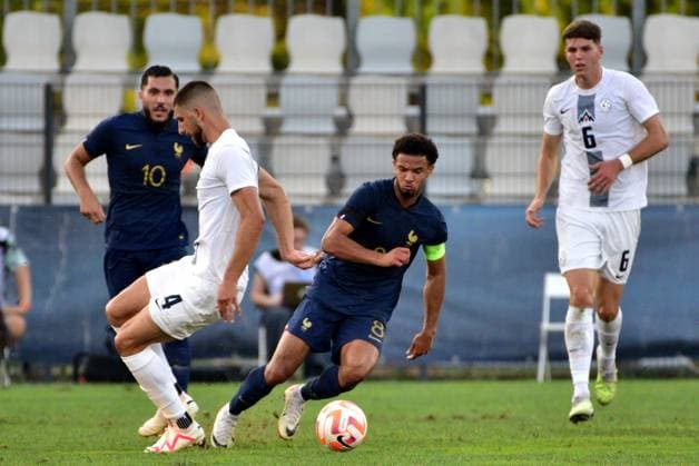 Warren Zaire-Emery of France (2R) in action against Adrian Zeljkovic of Slovenia (2L) during the 2025 UEFA European Under-21 Championship Qualification football match Group H between Slovenia and France FOOTBALL : SlovÃ nie vs France - Championnat d Europe des moins de 21 ans UEFA - Match de qualification Groupe H - 11 09 2023 IgorKupljenik Panoramic 