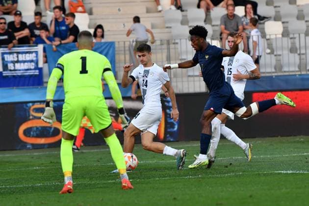 Sepe Elye Wahi of France (R) in action against Marcel Ratnik of Slovenia (L) during the 2025 UEFA European Under-21 Championship Qualification football match Group H between Slovenia and France FOOTBALL : SlovÃ nie vs France - Championnat d Europe des moins de 21 ans UEFA - Match de qualification Groupe H - 11 09 2023 NatasaKupljenik Panoramic 
