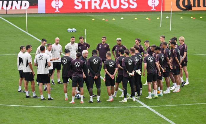 Bilder des Jahres 2023, Sport 09 September Sport Themen der Woche KW37 Sport Bilder des Tages Hannes Wolf (U20 Trainer Deutschland) und Interims Bundestrainer Rudi Völler (Deutschland), mi., im Spielerkreis 11.09.2023, Training der deutschen Fussball Nationalmannschaft im Signal Iduna Park vor dem Länderspiel gegen Frankreich Dortmund Signal Iduna Park Deutschland *** Hannes Wolf U20 coach Germany and interim national coach Rudi Völler Germany , mi , in the players circle 11 09 2023, training of the German national football team at Signal Iduna Park before the international match against France Dortmund Signal Iduna Park Germany Team2