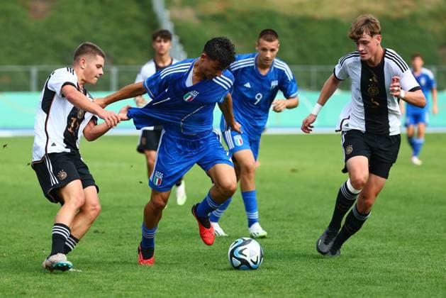 Diego Pisani Italy in duel with Nick Cherny Germany, left , right Jamie Schuldes Germany Germany vs Italy, football, U17 Laenderspiel, 12 9 2023 DFB regulations prohibit any use of photographs as image sequences and or quasi video Germany vs Italy, football, U17 Laenderspiel, 12 9 2023 Bonn Copyright: xEibner-Pressefotox EP_FWR