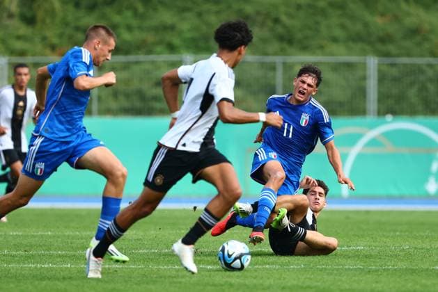 Taycan Ectibasi Germany in duel with Mattia Mosconi Italy Germany vs Italy, football, U17 Laenderspiel, 12 9 2023 DFB regulations prohibit any use of photographs as image sequences and or quasi video Germany vs Italy, football, U17 Laenderspiel, 12 9 2023 Bonn Copyright: xEibner-Pressefotox EP_FWR