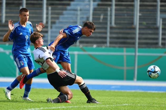 Mattia Mosconi Italy in duel with Jamie Schuldes Germany Germany vs Italy, football, U17 Laenderspiel, 12 9 2023 DFB regulations prohibit any use of photographs as image sequences and or quasi video Germany vs Italy, football, U17 Laenderspiel, 12 9 2023 Bonn Copyright: xEibner-Pressefotox EP_FWR