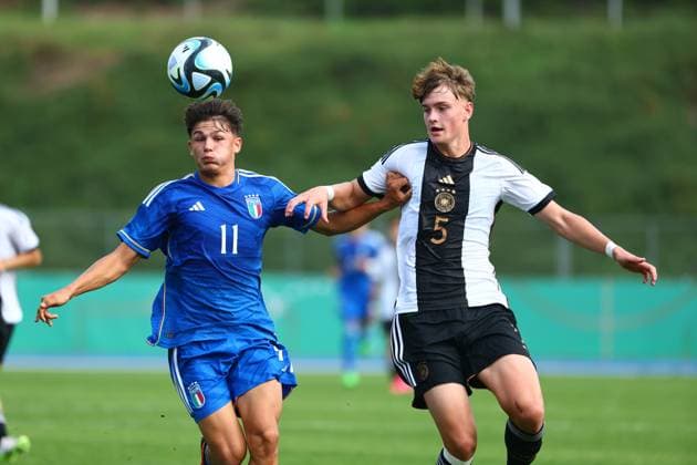 Mattia Mosconi Italy in duel with Jamie Schuldes Germany Germany vs Italy, football, U17 Laenderspiel, 12 9 2023 DFB regulations prohibit any use of photographs as image sequences and or quasi video Germany vs Italy, football, U17 Laenderspiel, 12 9 2023 Bonn Copyright: xEibner-Pressefotox EP_FWR