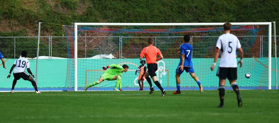 Ken Izekor Germany, left scores the goal to 2 1 for Germany vs Italy Germany vs Italy, soccer, U17 Laenderspiel, 12 9 2023 DFB regulations prohibit any use of photographs as image sequences and or quasi video Germany vs Italy, soccer, U17 Laenderspiel, 12 9 2023 Bonn Copyright: xEibner-Pressefotox EP_FWR