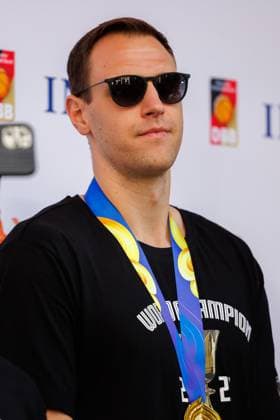 Die Rueckkehr der Helden - Empfang der Basketball Weltmeister in Frankfurt, DBB, 12.09.2023 Johannes Voigtmann (Olimpia Milano) Empfang der Deutschen Nationalmannschaft an der ING-Diba Zentrale in Frankfurt nach Gewinn der Weltmeisterschaft 2023. *** The return of the heroes Reception of the basketball world champions in Frankfurt, DBB, 12 09 2023 Johannes Voigtmann Olimpia Milano Reception of the German national team at the ING Diba headquarters in Frankfurt after winning the World Cup 2023 Copyright: xBEAUTIFULxSPORTS Hahnex