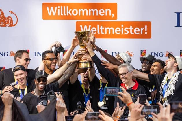 Reception of the German Basketball National Team World Champions in Frankfurt am Main After winning the Basketball World Championship on 10 09 2023 in Manila Philippines by an 83 77 victory over Serbia, the winners World Champions of the German Basketball National Team will be received on 12 09 2023 in Frankfurt am Main Most valuable player of the tournament was the German national player Dennis Schröder With the 8 victory in the 8 game the DBB team won the first World Championship title ever, about 30 years after the European Championship triumph of Munich Frankfurt am Main Hesse Germany 2023-09-12_ffm_empfang_weltmeister_dt-nationalmannschaft_22