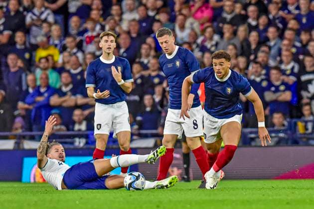 Scotland v England 150th Anniversary Heritage Match Che Adams of Scotland and Kalvin Phillips of England during the 150th Anniversary Heritage Match match between Scotland and England at Hampden Park, Glasgow Copyright: xJamiexJohnstonx FIL-18949-0057 UK Newspapers OUT