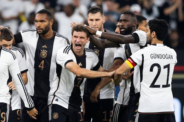 Bilder des Jahres 2023, Sport 09 September Sport Themen der Woche KW37 Sport Bilder des Tages Dortmund, Signal-Iduna Park, 12.09.23: Thomas Mueller of germany (M) scores the 1:0 goal and celebrates with team prior the friendly match between Germany vs. France. *** Dortmund, Signal Iduna Park, 12 09 23 Thomas Mueller of germany M scores the 1 0 goal and celebrates with team prior the friendly match between Germany vs France