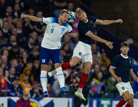 Football - International Friendly, Länderspiel, Nationalmannschaft - Scotland v England GLASGOW, SCOTLAND - Tuesday, September 12, 2023: England s Harry Kane (L) challenges for a header with Scotland s Ryan Porteous during an International Friendly match between Scotland and England at Hampden Park. GLASGOW Hampden Park GLASGOW SCOTLAND  Copyright: xDavidxRawcliffex P2023-09-12-Scotland_England-11