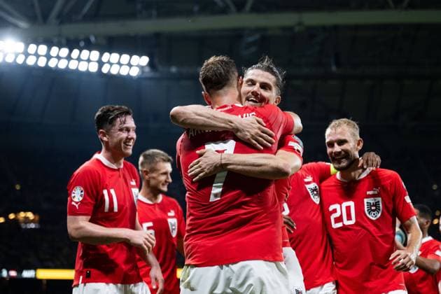 230912 Marko Arnautovic of Austria celebrates with Marcel Sabitzer after 0 3 during the UEFA Euro Qualifier football match between Sweden and Austria on September 12, 2023 in Stockholm Photo Emma Wallskog BILDBYRAN COP 320 JM0531 bbeng fotboll football soccer fotball em kval kval uefa euro qualifier sverige sweden sverige a österrike austria jubel  Copyright: EMMAxWALLSKOG BB230912EW130