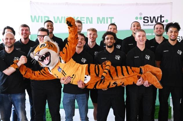 Sport Themen der Woche KW37 Sport Bilder des Tages Basketball 1. Bundesliga 2023 2024 Teampraesentation Tigers Tuebingen beim Sponsor Stadtwerke Tuebingen 12.09.2023 Teambild mit Tigers Maskotten Walter; Co Trainer Daniele Malengo, Co Trainer Carlo Finetti, Gianni Otto, Jhivvan Jackson, Aatu Kivimaeki und Joshua Schwaibold (vorn v.li.) Erol Ersek , Till Joenke, Kaodirichi Koa Akobundu-Ehiogu, Kriss Helmanis, Timo Lanmueller, Christoph Philipps, Zaccheus Darko-Kelly und Jimmy Boeheim und (hinten v.li.) *** Basketball 1 Bundesliga 2023 2024 Teampraesentation Tigers Tuebingen at the sponsor Stadtwerke Tuebingen 12 09 2023 Team picture with Tigers mascots Walter Co coach Daniele Malengo, Co coach Carlo Finetti, Gianni Otto, Jhivvan Jackson, Aatu Kivimaeki and Joshua Schwaibold front from left Erol Ersek , Till Joenke, Kaodirichi Koa Akobundu Ehiogu, Kriss Helmanis, Timo Lanmueller, Christoph Philipps, Zaccheus Darko Kelly and Jimmy Boeheim and back from left