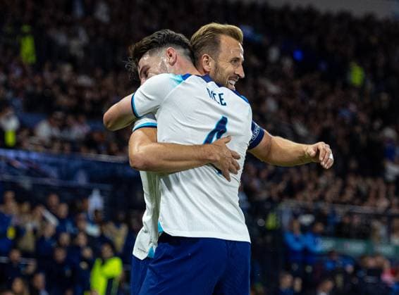 Sport Bilder des Tages (230913) -- GLASGOW, Sept. 13, 2023 -- England s Harry Kane (R) celebrates with teammate Declan Rice after scoring during a friendly match between Scotland and England in Glasgow, Britain, on Sept. 12, 2023. (SP)BRITAIN-GLASGOW-FOOTBALL-FRIENDLY MATCH-SCOTLAND VS ENGLAND str 