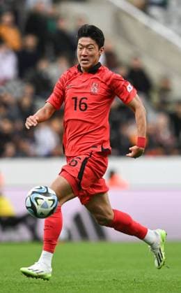 Mandatory Credit: Photo by Richard Lee Shutterstock (14093052ek) Hwang Ui-jo of South Korea Saudi Arabia v Korea Republic, International Friendly, Länderspiel, Nationalmannschaft Football, St James Park, Newcastle, UK - 12 Sep 2023 EDITORIAL USE ONLY No use with unauthorised audio, video, data, fixture lists, club league logos or live services. Online in-match use limited to 120 images, no video emulation. No use in betting, games or single club league player publications. Saudi Arabia v Korea Republic, International Friendly, Football, St James Park, Newcastle, UK - 12 Sep 2023 EDITORIAL USE ONLY No use with unauthorised audio, video, data, fixture lists, club league logos or live services. Online in-match use limited to 120 images, no video emulation. No use in betting, games or single club league player publications. Copyright: xRichardxLee Shutterstockx 14093052ek